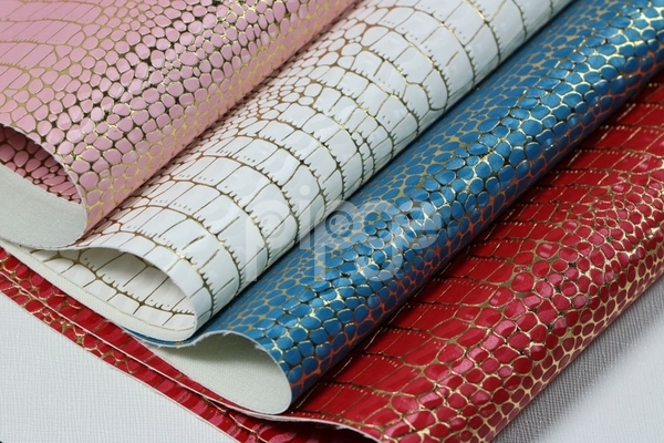 ·七彩龙纹布底PU革0.6厚度 用于制作烟酒盒 眼镜盒等产品