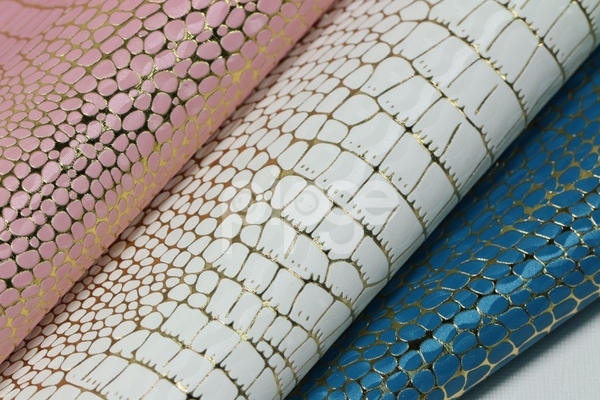 ·七彩龙纹布底PU革0.6厚度 用于制作烟酒盒 眼镜盒等产品