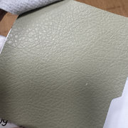 找皮革，深灰色纹路感强，仿棉绒底布，PVC

绿色，无溶剂，仿羊绒底布